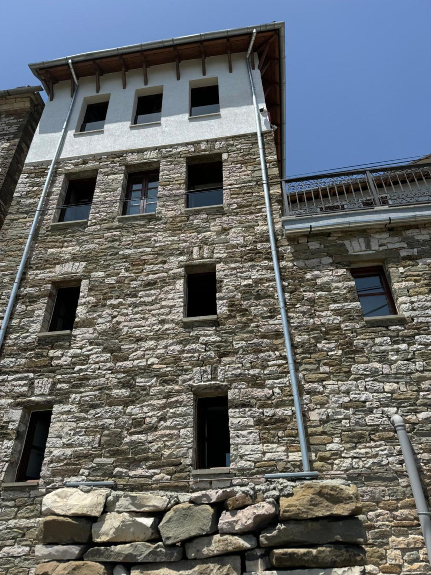 Dam Stone Boutique Hotel Gjirokastër Exteriör bild